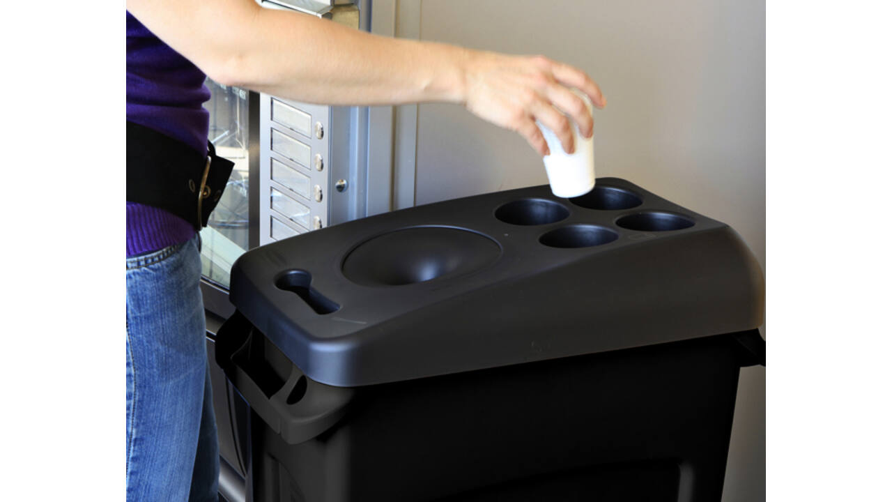 Afvalbak Rubbermaid Slim Jim Vented met luchtsleuven 87liter zwart