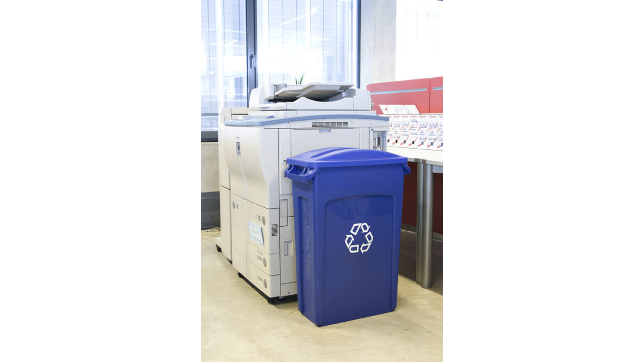 Afvalbak Rubbermaid Slim Jim Vented met luchtsleuven 87liter blauw