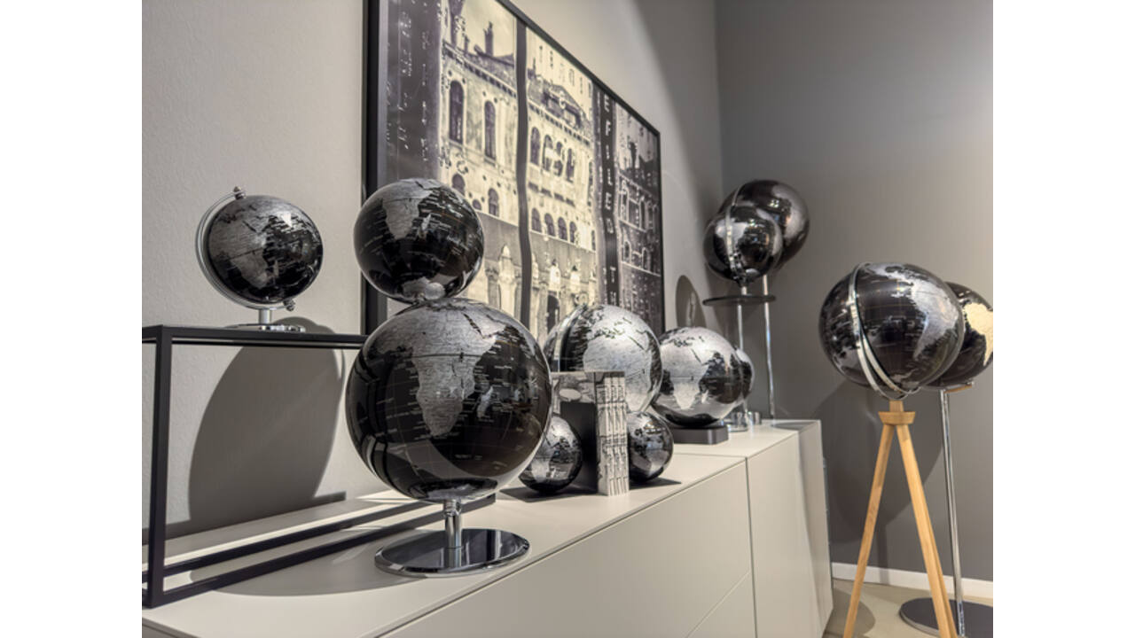 Boekensteun Troika met magnetische globe 13cm zwart-zilver
