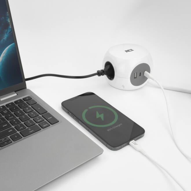Stekkerblok ACT 3 voudig inclusief 2x USB C/A 1.5 meter wit/grijs